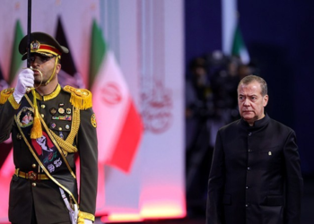 مدودف: ایران سلاحی قدرتمندتر از تنگه هرمز در اختیار دارد
