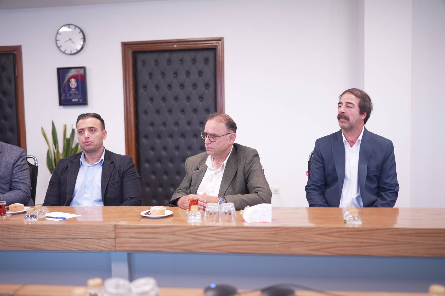 نشست صمیمانه جمعی از آزادگان سازمان بنادر و دریانوردی با مدیرعامل سازمان بنادر و‌دریانوردی