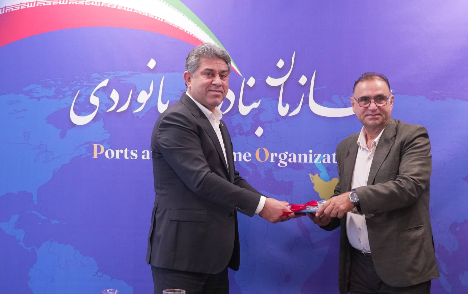 نشست صمیمانه جمعی از آزادگان سازمان بنادر و دریانوردی با مدیرعامل سازمان بنادر و‌دریانوردی