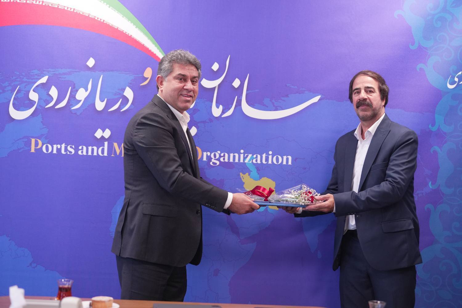 نشست صمیمانه جمعی از آزادگان سازمان بنادر و دریانوردی با مدیرعامل سازمان بنادر و‌دریانوردی