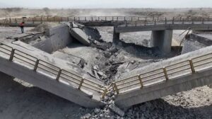 هرمزگان؛ بازسازی دو پل محور کهورستان به بندر خمیر در حال اجرا است