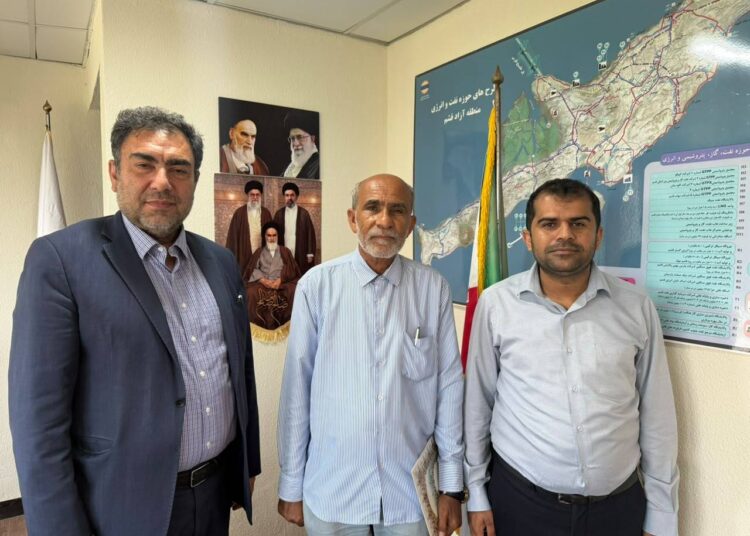 تجلیل مدیرعامل بنادر و فرودگاه قشم از جاوید ایزدپناه، آزاده و جانباز دفاع مقدس