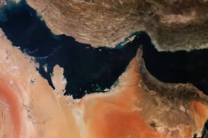 نفتکش در تنگه هرمز هدف پرتابه ناشناس قرار گرفت