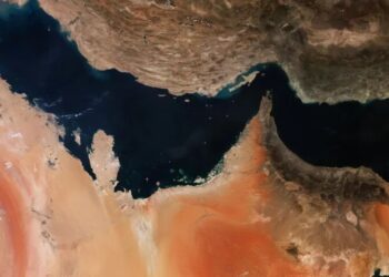 نفتکش در تنگه هرمز هدف پرتابه ناشناس قرار گرفت