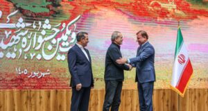 استاندار بوشهر در جشنواره شهید رجایی ۱۴۰۵ تقدیر ویژه شد