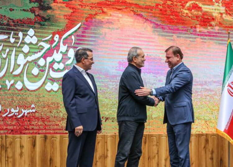 استاندار بوشهر در جشنواره شهید رجایی ۱۴۰۵ تقدیر ویژه شد